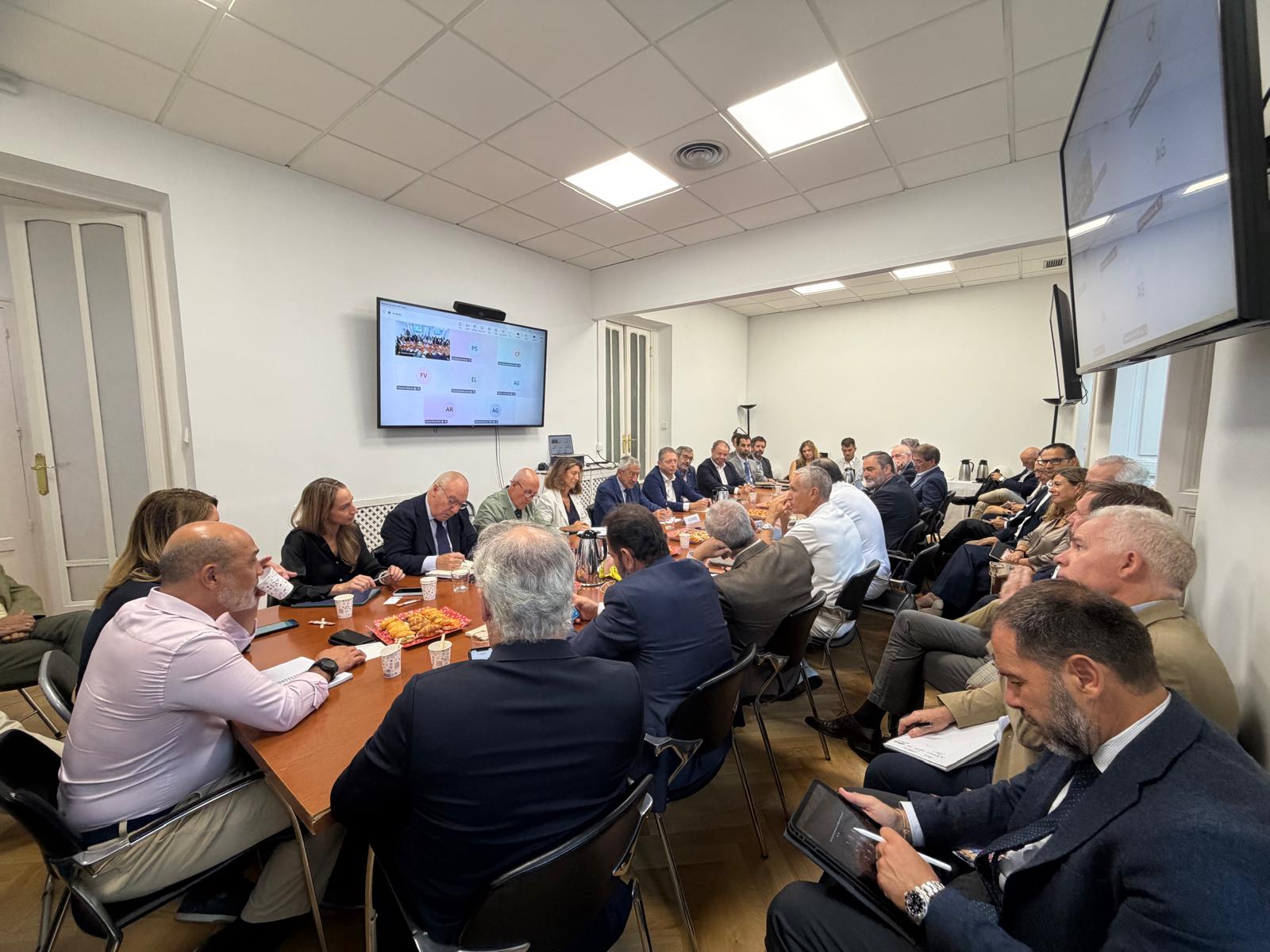 RF Española participa en un desayuno de trabajo organizado por AESMIDE con el Almirante Jefe del Apoyo Logístico de la Armada